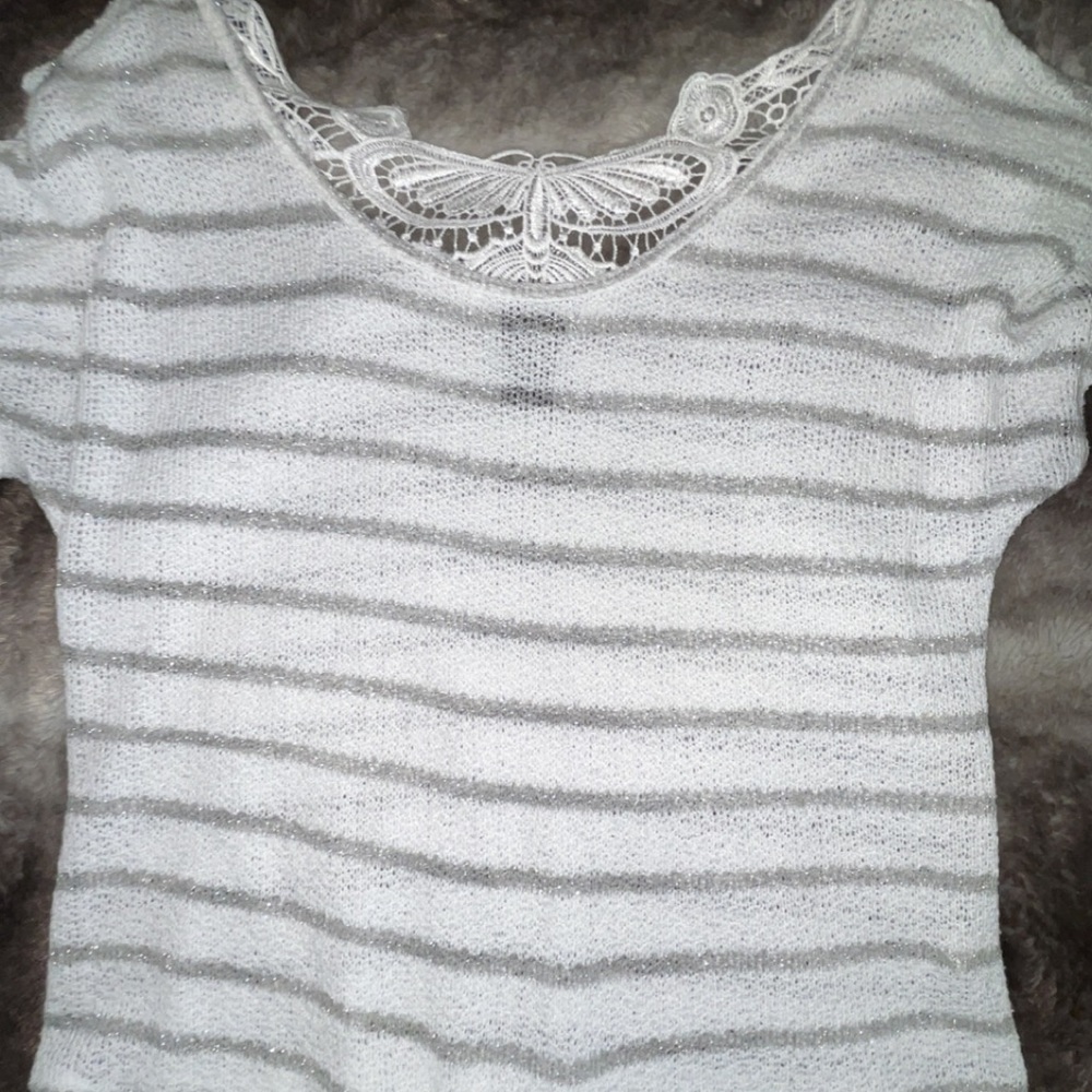 low-neck short sleeve sweater